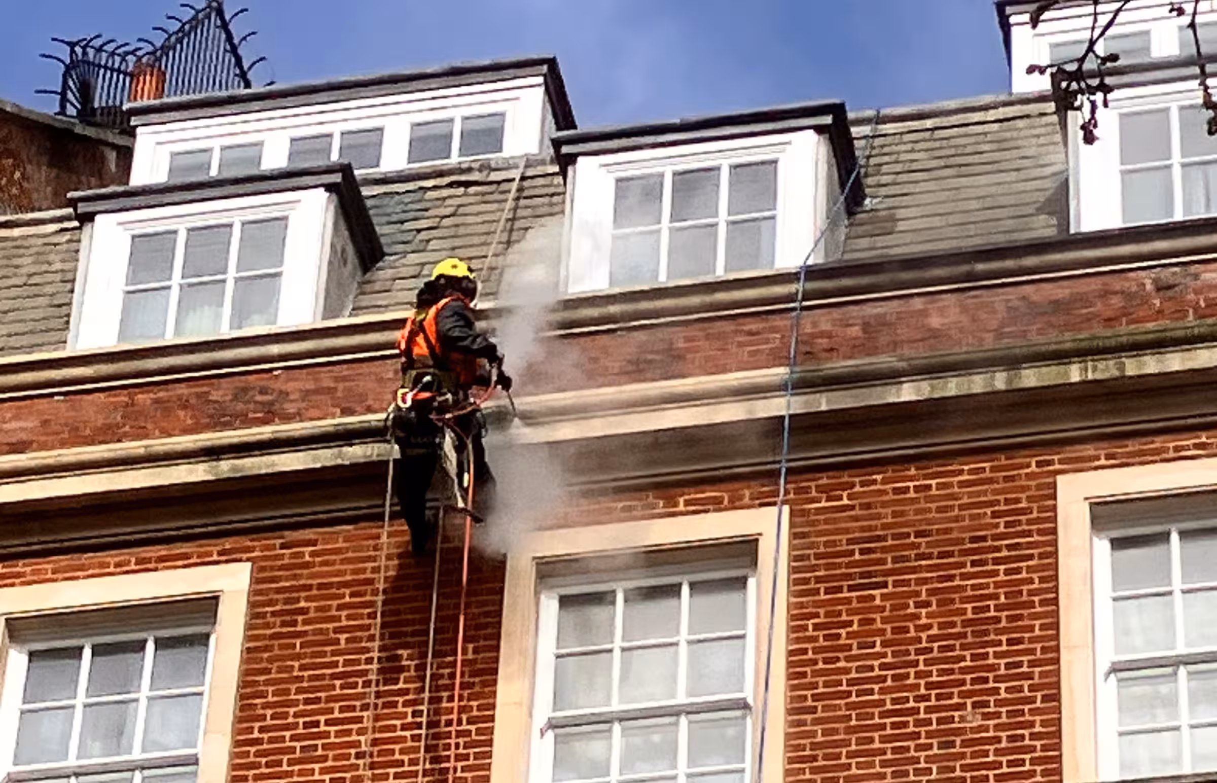 heritage facade cleaning vie ropes in central London
